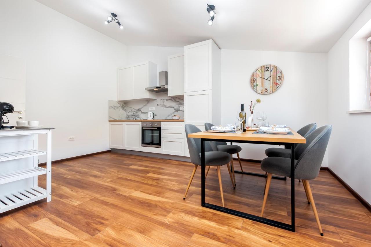 Apartments E&M Пула Екстериор снимка