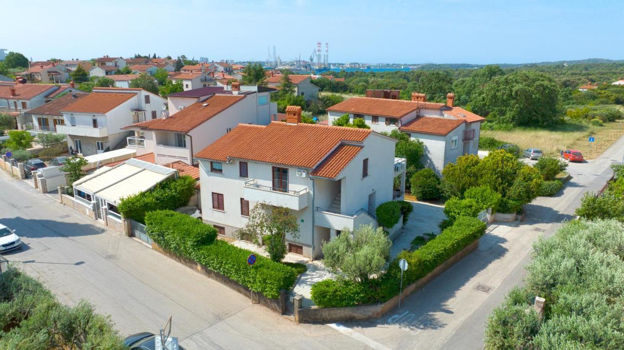 Apartments E&M Пула Екстериор снимка