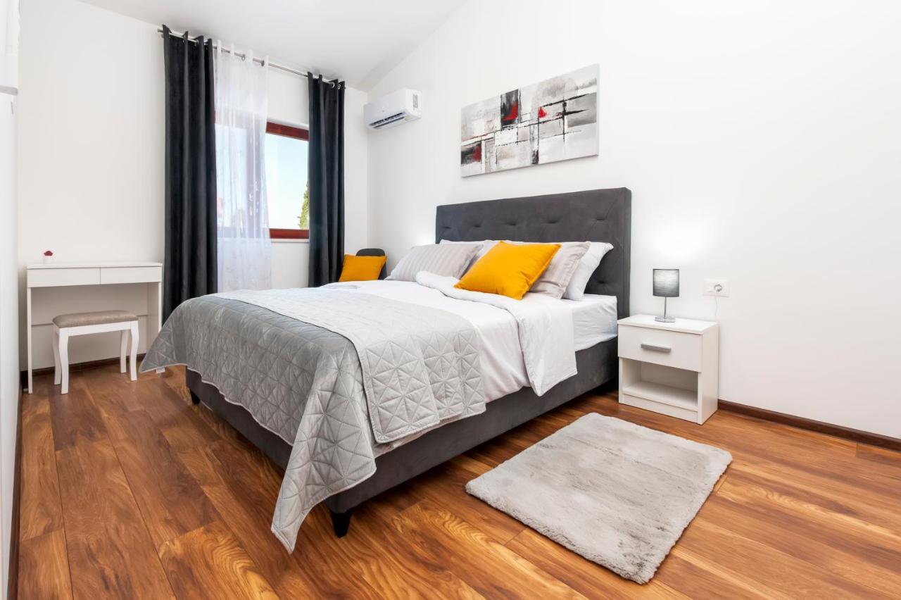 Apartments E&M Пула Екстериор снимка