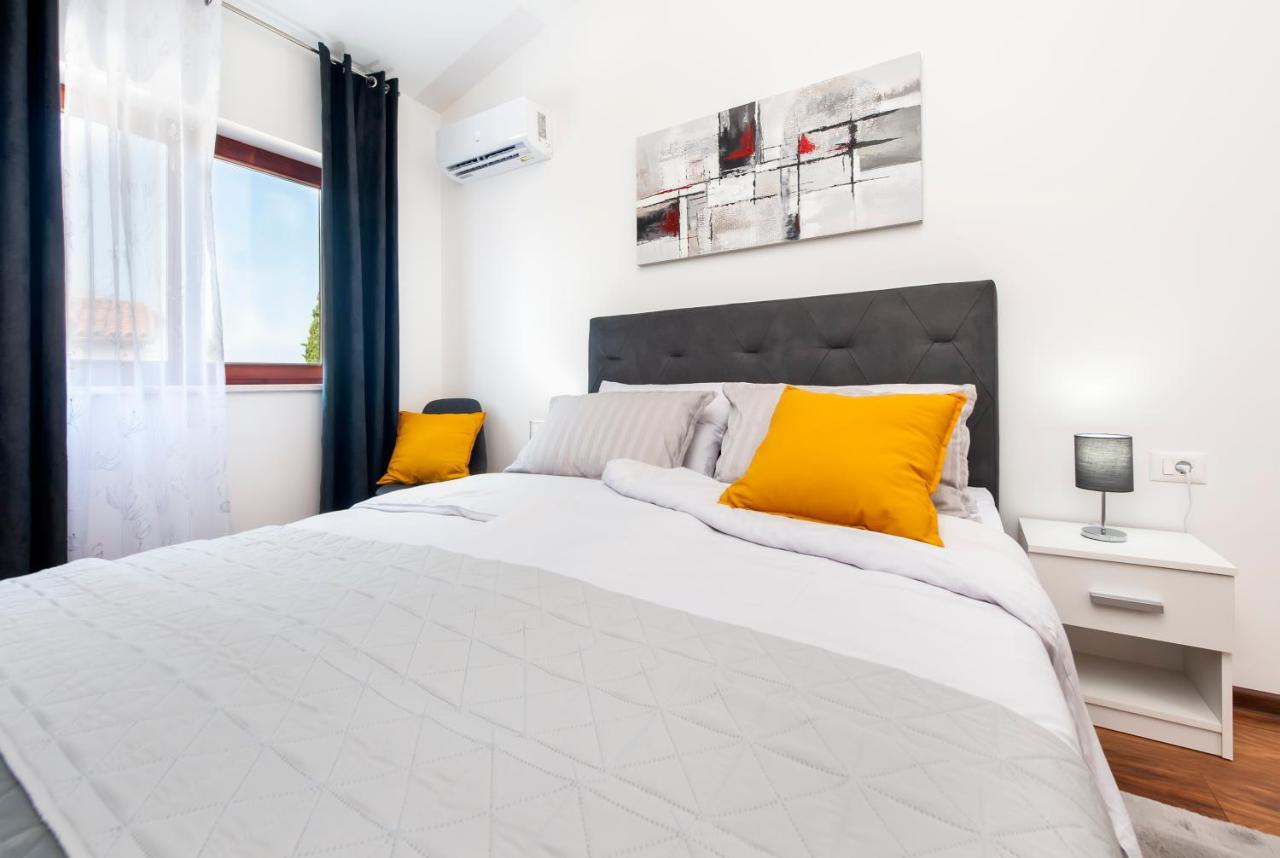 Apartments E&M Пула Екстериор снимка